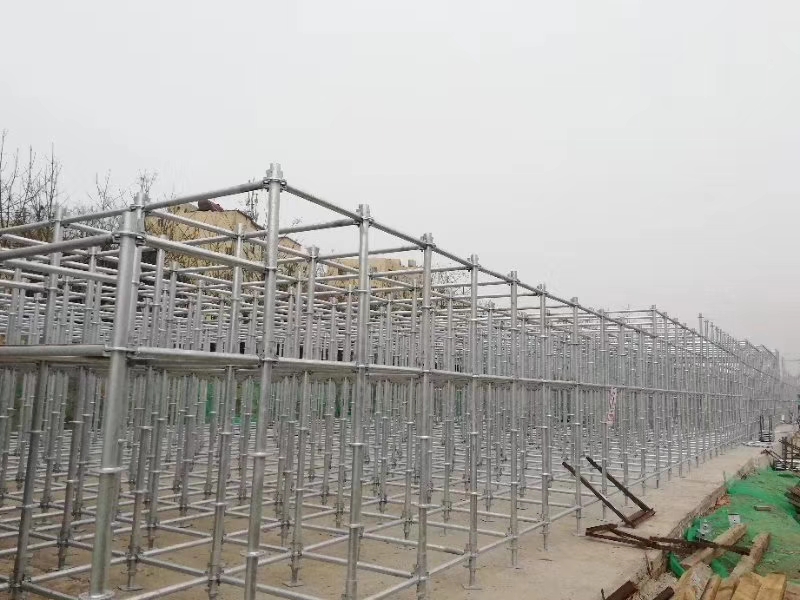 搭建腳手架橫向掃地桿與縱向掃地桿時(shí)，怎么設(shè)置好？ (圖1)